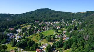 Zittauer Gebirge: Blick von der Festung und dem Kloster Oybin auf den gleichnamigen Kurort an der Grenze zu Tschechien und Polen, im Hintergrund ist der Hochwald zu sehen. (Archivbild)
