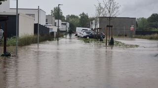 Teils stehen ganze Straßen unter Wasser.