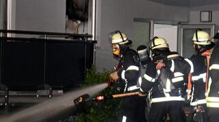 Alle drei Bürstädter Feuerwehren sind beim Brand einer Erdgeschosswohnung im Einsatz.