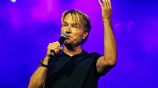 Glücksgefühle-Veranstalter Markus Krampe auf der Bühne bei seiner „80er Live!“-Party im Deutsche Bank Park in Frankfurt.