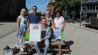 Auch Laurenz Baaß macht bei der Aktion „Platz für Toleranz“ mit und setzt bei Maria Kühner, Herbert Kühl, Janina Kühnl und Ursula Scheidel sein Statement: „Toleranz ist für mich Akzeptanz aller Menschen“.