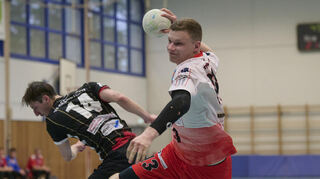Fragezeichen zum Saisonstart: TVG-Spieler Niklas Fries (r.), hier gegen Gelnhausens Tommy Antonowicz, hat sich in der Vorbereitung verletzt.