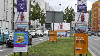 Hier in der Rheinallee in Ludwigshafen werben drei der vier zugelassenen OB-Kandidaten für sich: Klaus Blettner (CDU), Jens Peter Gotter (SPD) und Michaela Schneider Wettstein (Volt).