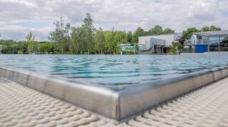 Das Freibad der Biedensand-Bäder hat in diesem Jahr ein neues Edelstahl-Schwimmerbecken bekommen.