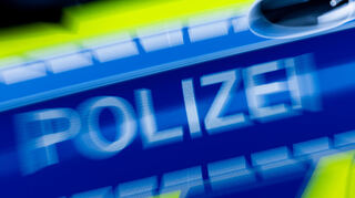 Unbekannte werfen Senf auf fahrendes Auto in Frankenthal (Symbolbild).