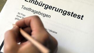 Erfolgreich absolvierte Sprachtests werden nicht nur für die Einbürgerung verlangt, sondern in vielen Fällen auch für den Familiennachzug. (Symbolbild)