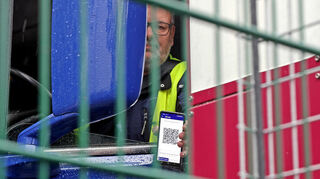 Der Fahrer zeigt seine App mit dem QR-Code vor. Wenn alles in Ordnung ist, darf er ins Werk hineinfahren.