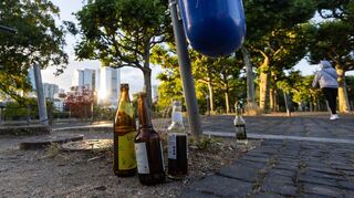 Leere Bier- und Limonadenflaschen gehören in Deutschland zunehmend zum Stadtbild. (Archivbild)