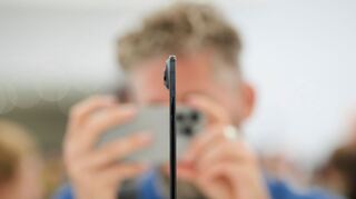 Praktisch die gesamte Elektronik wurde beim iPhone Air in die Kamera-Wölbung gequetscht. Den restlichen Platz hinter dem Display füllt die Batterie aus.