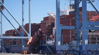 Fast 70 Container stürzten ins Wasser.