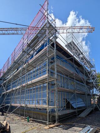 Der Gebäudeteil mit Treppe, Aufzug und Techniktrakt ist bereits fertig gestellt.