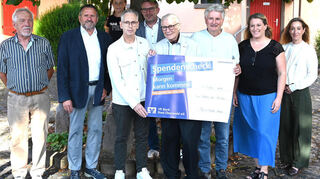 Freuen sich: Edmund Korffmann (v.l.) und Walter Öhlenschläger (vom Heimatverein), Günther Läufer-Neeb, Prof. Friedrich Ulfers, Walter Rückeis, Janine Kock (Förderverein) und Christine Lange-Haas (Schule).