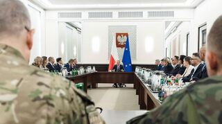 Polens Ministerpräsident Donald Tusk berief nach dem Vorfall eine außerordentliche Regierungssitzung mit Vertretern des Militärs ein.