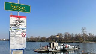 Die Fähre der Gemeinde Edingen-Neckarhausen legt ab Richtung Ladenburg: Wie lange sie Bestand hat, wenn die neue Neckarbrücke bei Ladenburg freigegeben wird, ist ungewiss.