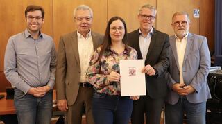 Die Lampertheimer CDU-Stadtverordnete Lisa Galvagno (Mitte) erhält aus den Händen von Landrat Christian Engelhardt (2.v.r.) den Landesehrenbrief. Mit ihr freuen sich Stadtverordnetenvorsteher Franz Korb (r.), Bürgermeister Gottfried Störmer (2.v.l.) und Erster Stadtrat Marius Schmidt (l.).