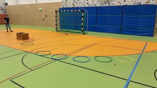 In einem Parcours können die Kinder und Jugendlichen Motorik und Koordination trainieren und ihre Geschicklichkeit unter Beweis stellen.