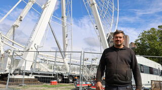 Riesenrad-Betreiber Sebastian Göbel vor dem teildemontierten Riesenrad am Alten Messplatz.