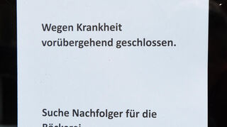 Dieses Schild hängt im Schaufenster der geschlossenen Bäckerei Stahl in Edingen.