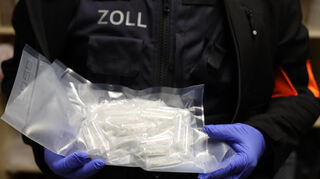 Mehrere Kilogramm Drogen und rund 100.000 Euro Bargeld stellten Ermittler bei Durchsuchungen unter anderen in Ludwigshafen und Mannheim sicher.