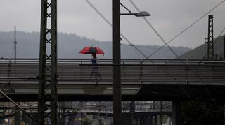 Auch in den kommenden Tagen sollte man die Regenjacke oder den Regenschirm griffbereit haben.