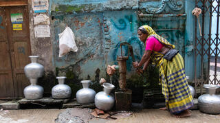 Eine Frau pumpt Trinkwasser aus einem Tiefbrunnen. Von den 170 Millionen Einwohnern Bangladeschs haben 41 Prozent keinen Zugang zu einer zuverlässigen, sicher verwalteten Wasserquelle.