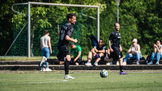 Dennis De Sousa Barba am Ball für den FV Biblis.