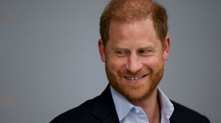 Hat Prinz Harry wieder Grund zu lachen? Britische Medien spekulieren über eine sich abzeichnende Versöhnung mit seinem Vater König Charles.