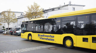 Der Viernheimer Stadtbus ist am Bannholzgraben unterwegs. Im Fahrgastraum befinden sich nur wenige Personen.