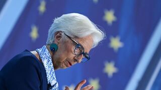 EZB-Präsidentin Christine Lagarde stellt die neueste Konjunkturprognose der Notenbank vor. (Archivbild)