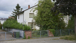 Das Grundstück Am Graben 37 gehört der Stadt Lampertheim. Würde das Haus abgerissen, wäre hier Platz für eine Übergangs-Container-Kita.