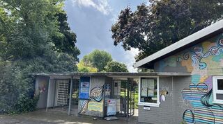 Der Eingang des Freibads Sandhofen. Wegen Personalmangels war es Anfang Juli für fünf Tage geschlossen.
