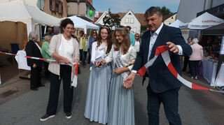 Bürgermeister Volker Scheib und WVB-Vorsitzende Annick Löhr (l.) eröffneten die Herbstvielfalt 2024 gemeinsam mit den Gurkenhoheiten Donna und Sophia.