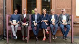 Sie verantworten alles, was am Nationaltheater geschieht (v.l.): Stephan Thoss (Intendant Tanz), Albrecht Puhlmann (Intendant Oper), Christian Holtzhauer (Intendant Schauspiel), Ulrike Stöck (Intendantin Junges Nationaltheater), Tilmann Pröllochs (Geschäftsführender Intendant) und Kulturbürgermeister Thorsten Riehle.