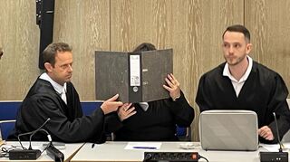 Die Angeklagte Jessica K.-G. zum Prozessauftakt vor dem Mannheimer Landgericht mit ihren Verteidigern Constantin Schiffer (l.) und Pascal Sobotta.