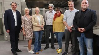Zufrieden mit der neuen Mensa: Bürgermeister Christoph Oeldorf (v.l.), Petra Carse, Christin Seilheimer, Hans-Peter Kohl, Sabine Grimm sowie Marcel Bindemann und Ramon Merida-Rodriguez.
