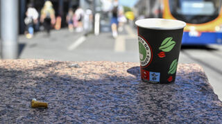 Keine Seltenheit in Mannheim: Kippen und Coffe-to-go-Becher werden im Stadtbild entsorgt.