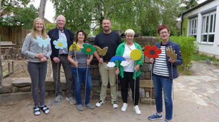 Strahlende Gesichter bei der Übergabe der Blumenstecker-Rohlinge an die katholische Kita in Bobstadt: Melinda Grischek (v.l.), Karlheinz Jakob, Birgit Thomas, Peter Winkler, Jessica Heiser und Ursula Cornelius.