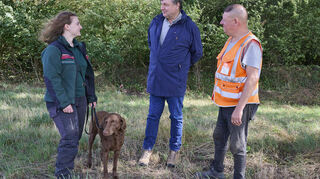 Revierförsterin Sabrina Stark, Bürgermeister Volker Scheib und Räumstellenleiter Tankred Niemesheim im Gespräch über den ehemaligen Flugplatz und gefährliche Überreste im Wald rund um Biblis.