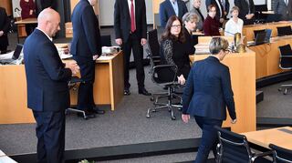 Die damalige Linke-Fraktionschefin Susanne Hennig-Wellsow warf Thomas Kemmerich (damals FDP) einen Blumenstrauß vor die Füße, nachdem er sich mit AfD-Stimmen zum Ministerpräsidenten hat wählen lassen. (Archivbild)