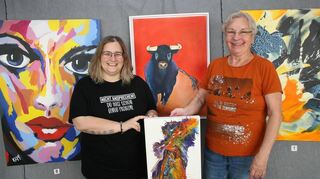 Tanja Dexler (l.) und Martina Rausch im neu gestalteten Schaufenster.
