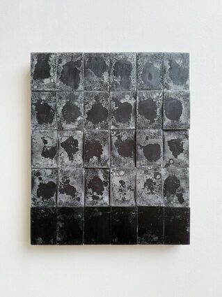 Das Werk „Eternal Black“ von Aino, das in der Jubiläumsausstellung des Künstlerbundes Rhein-Neckar 2025 in der Scharp-Galerie gezeigt wird.