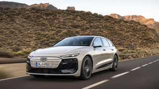 Die schlanken Tagfahrleuchten und der breite Grill lassen den Audi A6 Avant e-tron optisch flach und breit erscheinen.