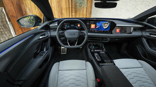 Im Cockpit des Audi geht es digital zu.