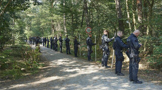 In den Tagen nach der Tat hat die Polizei mit Suchtrupps den Wald in der Nähe des Tatorts nach der Tatwaffe und anderen Spuren abgesucht.