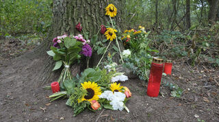 Unmittelbar nach der Bluttat waren am Parkplatz Waldesruh im Gedenken an das Opfer Blumen und Kerzen abgelegt worden.