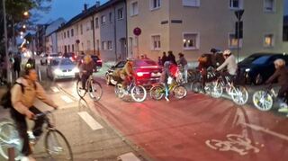 Morgendlicher Schülerverkehr in der Luisenstraße Ecke Germaniastraße im Mannheimer Stadtteil Neckarau.