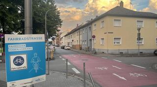 Die Luisenstraße im Mannheimer Stadtteil Neckarau ist seit geraumer Zeit als Fahrradstraße ausgewiesen. Außerhalb der Schulzeiten herrscht hier wenig Verkehr. Die Aufnahme entstand an einem Abend in den Sommerferien.