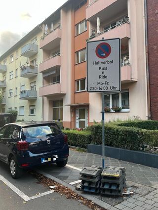 Küssen verboten? Das nicht, aber sog. "Elterntaxis" sorgen im Schülerverkehr morgens und nachmittags für erhebliche Verkehrsbehinderungen und auch -gefährdungen.