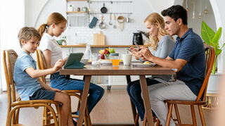 Sind Handy- und Internetvertrag wirklich gerade für alle am günstigsten? Als Familie sollte man die Tarife stets überprüfen. Getty Images