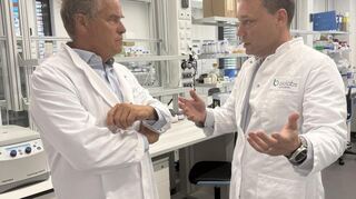 Heidelbergs Oberbürgermeister Eckart Würzner (links) bei einem Besuch der BioLabs, hier im Gespräch mit Bastian Linder von einem der Start-ups, das dort forscht, der umlaut.bio.